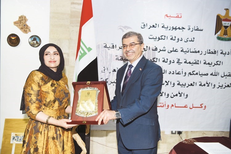 تكريم إحدى الناشطات من الجالية العراقية ﻿