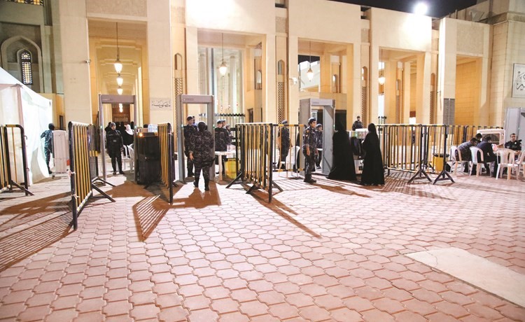 الشرطة النسائية تقوم بجهود كبيرة لتأمين محيط المسجد ﻿