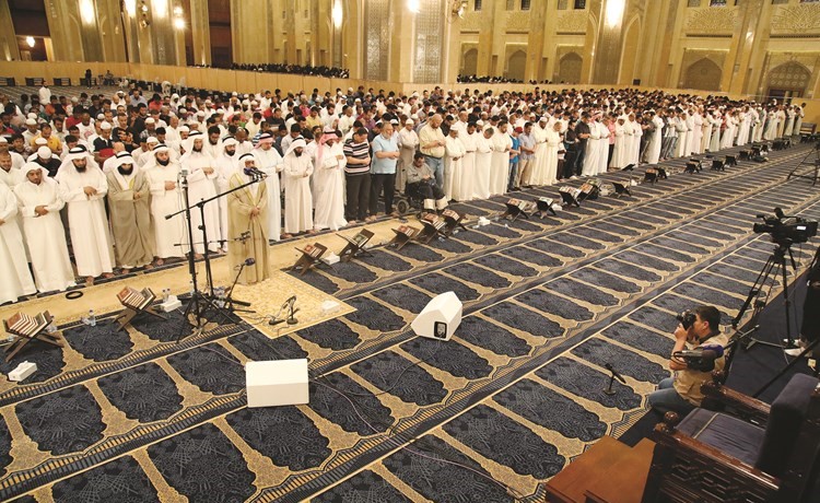 جموع المصلين اثناء اداء صلاة التهجد في ليلة 24 رمضان بالمسجد الكبير	 (زين علام) ﻿