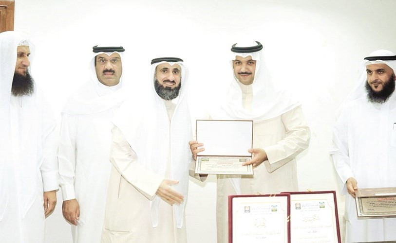 الشيخ مبارك العبدالله خلال تكريم أحد الفائزين في المسابقة ﻿