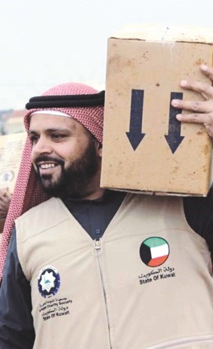 السحيب يوزع خيرات أهل الكويت﻿