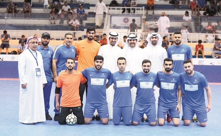 الشيخ دعيج الخليفة وعبدالله الروضان الى جانب فريق النصر الاماراتي ﻿