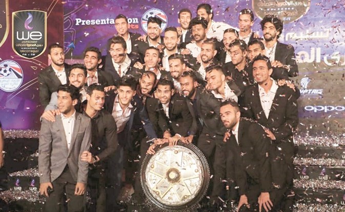 لاعبو الأهلي خلال الاحتفال بتسلم درع الدوري﻿