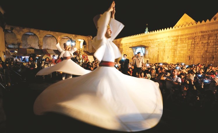 دراويش يؤدون المولوية أمام المسجد الاموي في دمشق	(رويترز)﻿