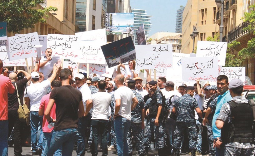 نشطاء المجتمع المدني خلال اعتصام أمام بلدية بيروت احتجاجا على مشروع ايدن باي على شاطئ الرملة البيضاء	(محمود الطويل)﻿