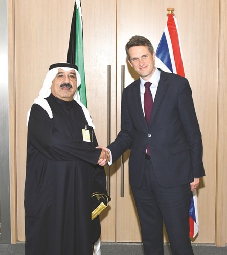الشيخ ناصر صباح الأحمد مستقبلا وزير الدولة لشؤون الدفاع البريطاني﻿