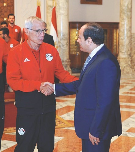 الرئيس عبدالفتاح السيسي مصافحا المدرب كوبر﻿