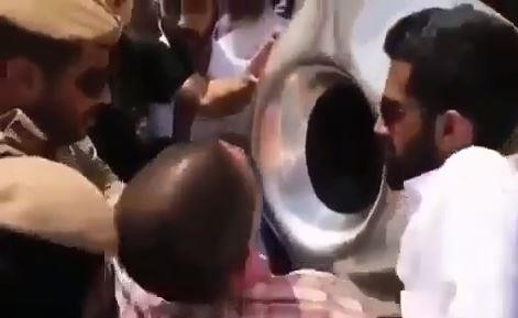 شاهد.. فيديو يوضح حقيقة رفع رجال الأمن لشخص ميت لتقبيل الحجر الأسود