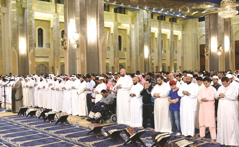جموع المتهجدين خلال أداء صلاة القيام في ليلة 25 رمضان بالمسجد الكبير	(ريليش كومار)﻿