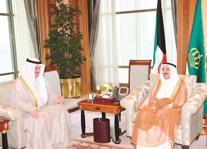صاحب السمو الأمير الشيخ صباح الأحمد مستقبلا رئيس مجلس الأمة بالإنابة عيسى الكندري ﻿