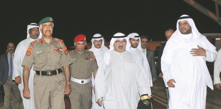الشيخ ناصر صباح الأحمد لدى عودته إلى أرض الوطن وكان في استقباله الفريق محمد الخضر والشيخ أحمد المنصور﻿