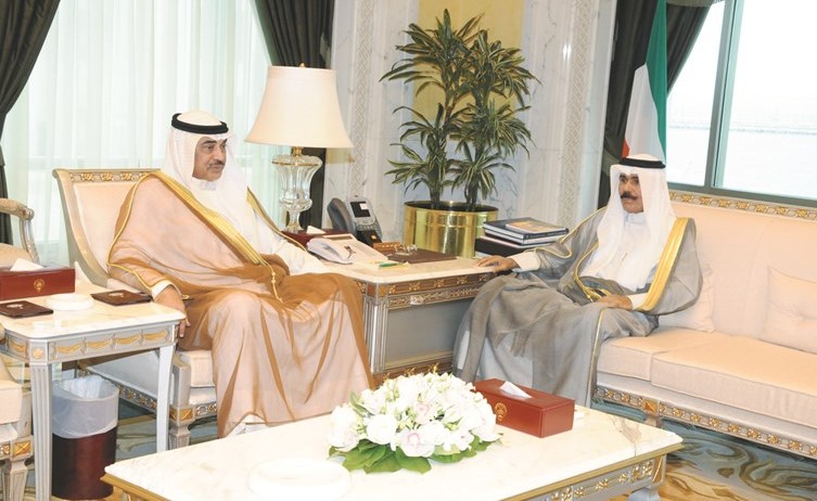 سمو ولي العهد الشيخ نواف الأحمد مستقبلا الشيخ صباح الخالد ﻿