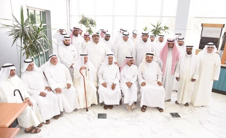 عدد من أصحاب القسائم التخزينية بموقع سكراب أمغرة خلال اعتصامهم أمس في الهيئة العامة للصناعة﻿