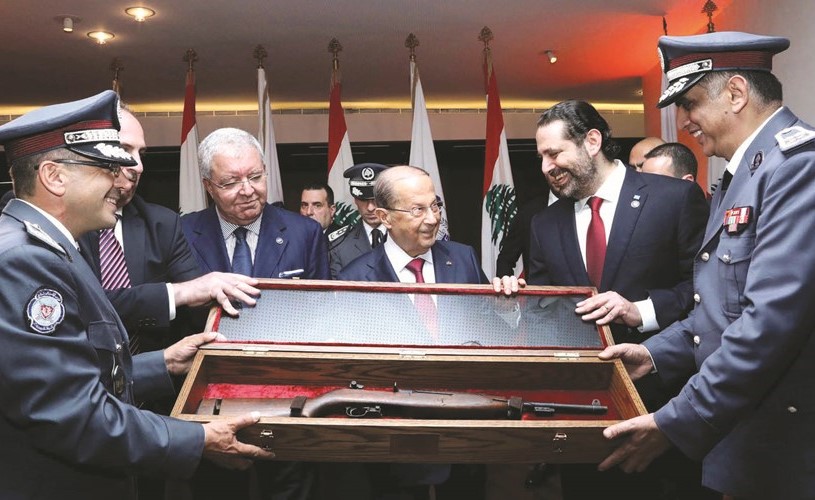 عون والحريري والمشنوق يتسلمون خلال معرض المديرية العامة لقوى الأمن الداخلي بمناسبة العيد الـ157 لتأسيسها بندقيات كهدية يعود تاريخ تصنيعها لحقبة الحرب العالمية الثانية										(محمود الطويل) ﻿