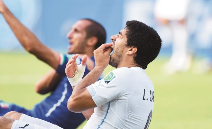 مدافع روسيا: «سواريز عليه أن يخشى عضتي»