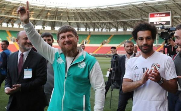 صلاح يغيب عن أول تمرين.. ورئيس الشيشان يحضره إلى الملعب