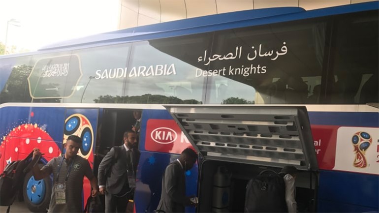 وصول حافلة المنتخب السعودي إلى ملعب لوجنيكي