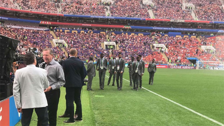 لاعبو الأخضر يتجولون في أرضية الميدان قبل مباراتهم مع المنتخب الروسي