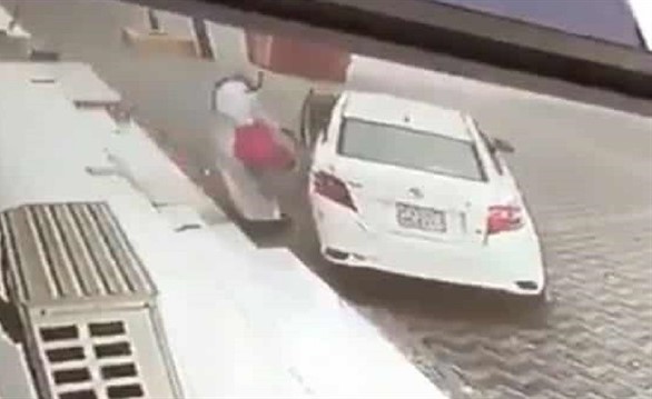 بالفيديو.. لص يستغل نزول سائق من سيارته وتركها في وضع التشغيل لسرقتها