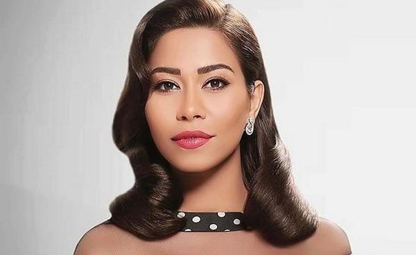 شيرين عبد الوهاب من دون مكياج.. وابنتها نسخة منها