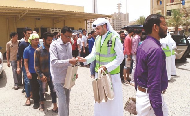 «التجاري» يوزع الهدايا الرمضانية على المصلين