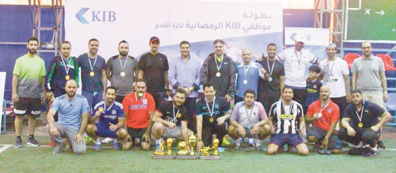 لقطة تذكارية خلال بطولة كرة القدم لموظفي البنك﻿