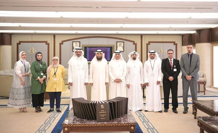 علام الكندري متوسطا الأمين العام المساعد لقطاع الجلسات والعاملين بالقطاع﻿