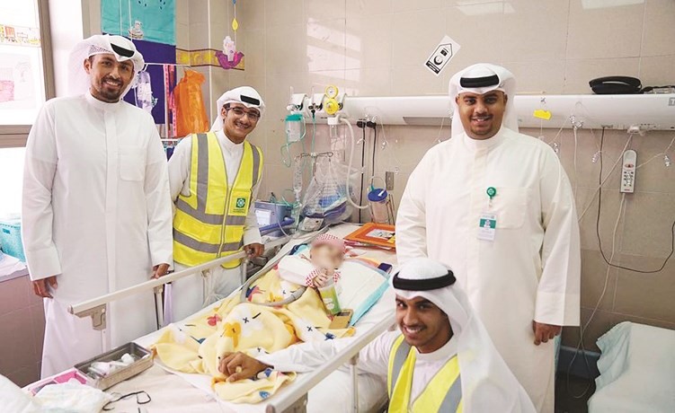 فريق بيتك مع أحد الأطفال ﻿