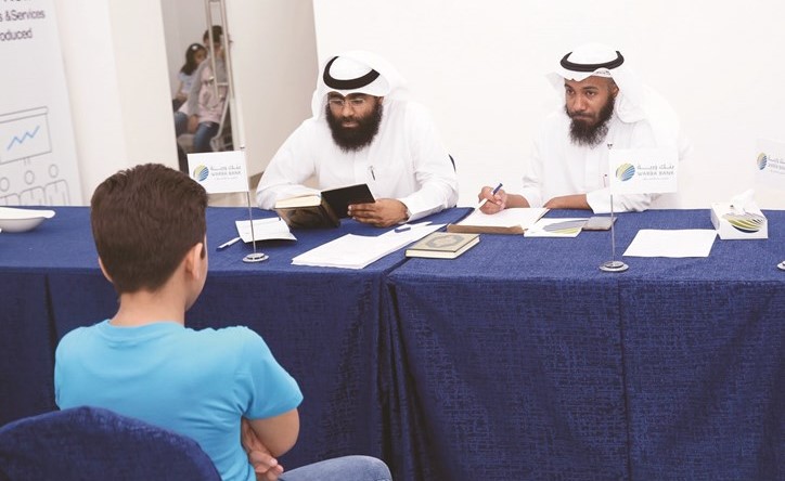 اللجنة تستمع لأحد الطلبة﻿