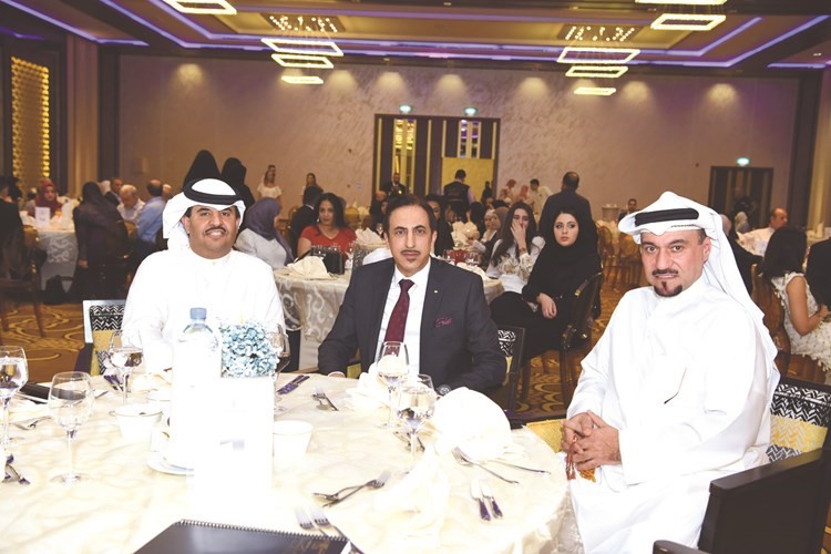 السفير ماهر خير متوسطا الشيخ دعيج الخليفة ود. حسين دشتي خلال الحفل﻿