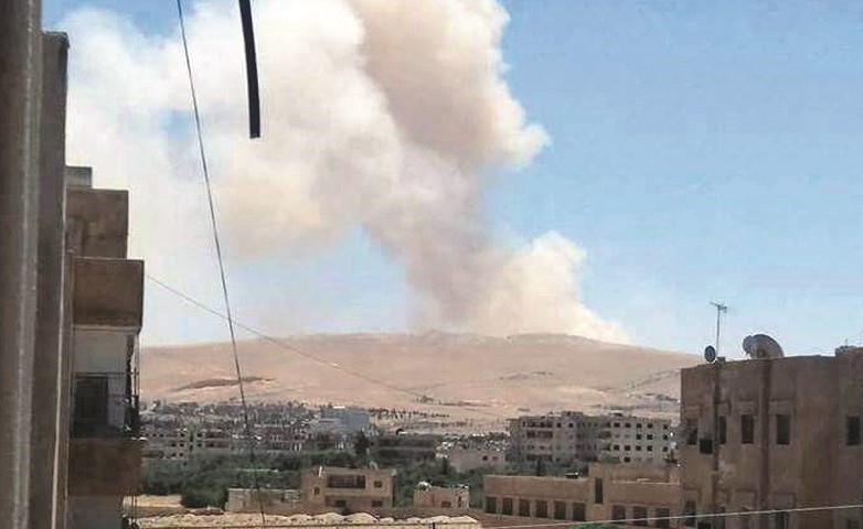 صورة عن فيديو لدخان متصاعد من مخازن اسلحة في القطيفة بريف دمشق	(انترنت)﻿