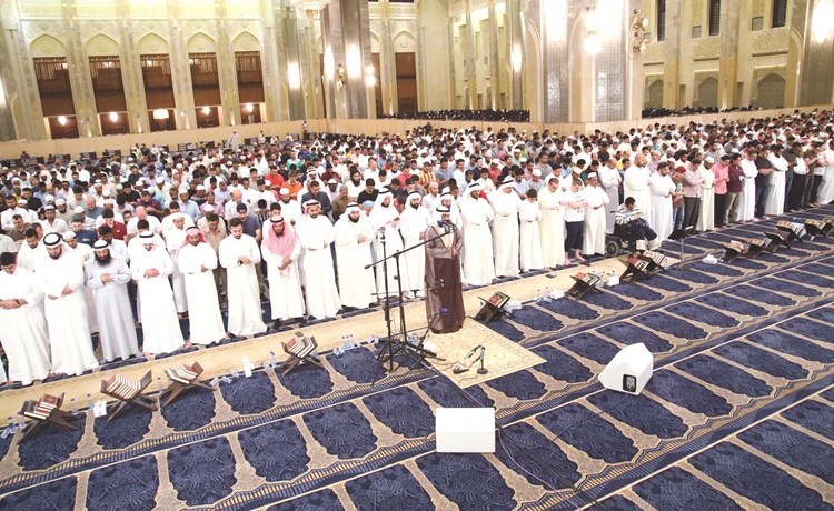 القارئ احمد النفيس يؤم المصلين خلال صلاة القيام في ليلة 26 رمضان بالمسجد الكبير (زين علام) ﻿