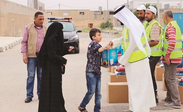 جانب من توزيع السلال الغذائية للنازحين السوريين﻿