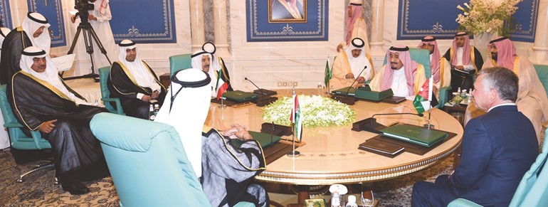 خادم الحرمين الشريفين وصاحب السمو الامير والعاهل الأردني وصاحب السمو الشيخ محمد بن راشد آل مكتوم خلال الاجتماع ﻿