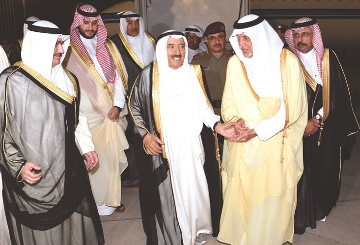 صاحب السمو الامير لدى وصوله إلى مكة وفي استقباله صاحب السمو الملكي الأمير خالد الفيصل﻿