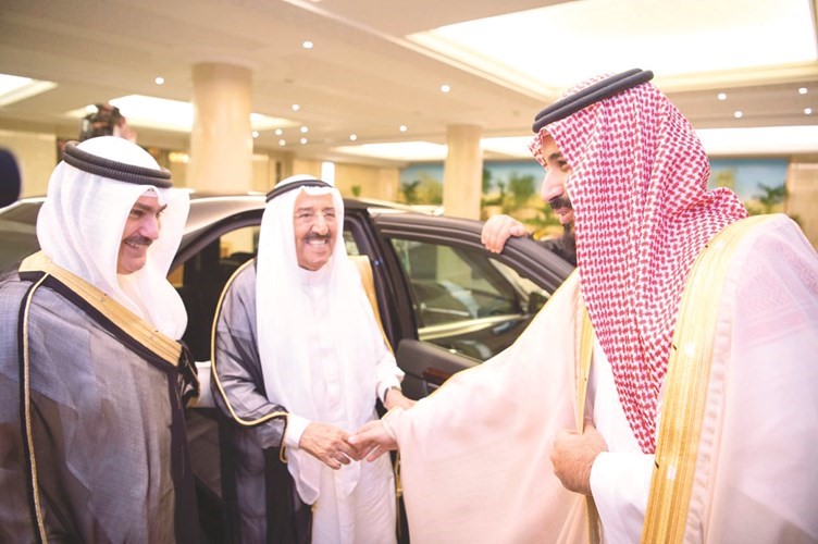  صاحب السمو الملكي الامير محمد بن سلمان مصافحا صاحب السمو بحضور الشيخ خالد العبد الله ﻿