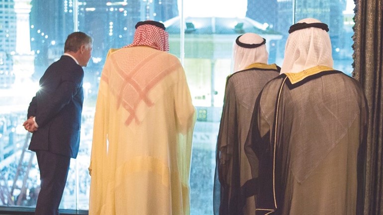 خادم الحرمين الشريفين الملك سلمان بن عبدالعزيز وصاحب السمو الأمير الشيخ صباح الأحمد وعاهل الأردن الملك عبدالله الثاني ينظرون من قصر الصفا إلى البيت الحرام ﻿