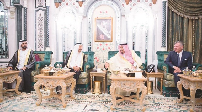 خادم الحرمين الشريفين الملك سلمان بن عبدالعزيز وصاحب السمو الأمير الشيخ صباح الأحمد وصاحب السمو الشيخ محمد بن راشد آل مكتوم نائب رئيس دولة الإمارات العربية المتحدة رئيس مجلس الوزراء حاكم دبي والملك عبدالله الثاني عاهل الأردن خلال مباحثاتهم في مكة المكرمة أول من أمس                  (واس) 