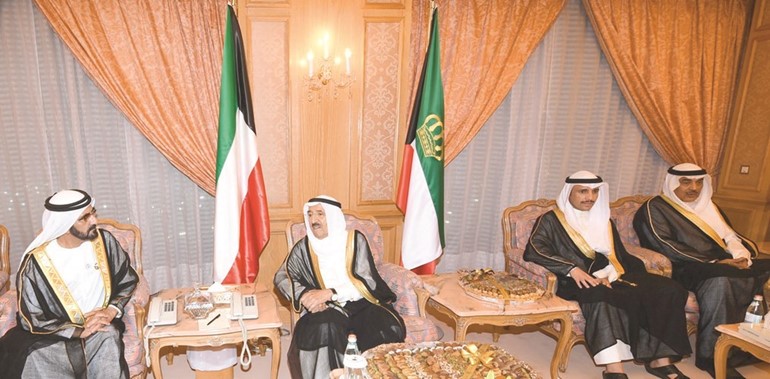 صاحب السمو الأمير الشيخ صباح الأحمد خلال استقبال صاحب السمو الشيخ محمد بن راشد آل مكتوم بحضور مرزوق الغانم والشيخ صباح الخالد ﻿