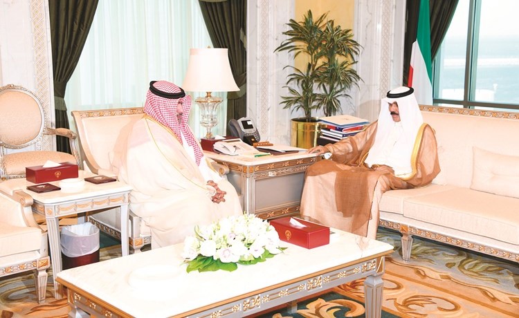 سمو ولي العهد الشيخ نواف الأحمد مستقبلا الشيخ ثامر العلي﻿