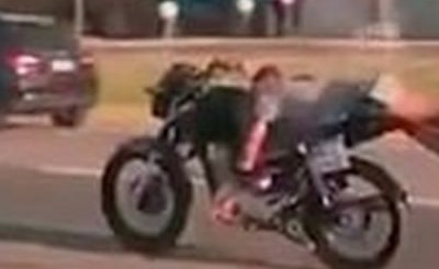 بالفيديو.. قائد دراجة بخارية يتهور بطريقة غبية ويتسبب بحادث مؤلم