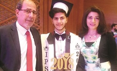 فارس مروان عبود مع والديه﻿