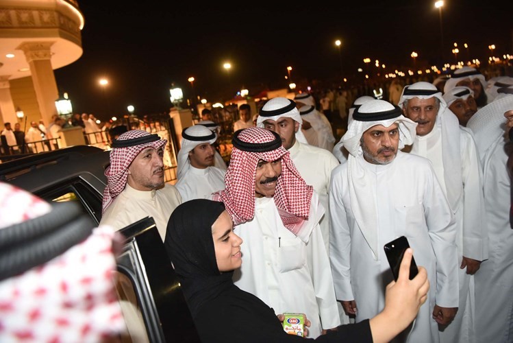 سيلفي مع سمو ولي العهد الشيخ نواف الأحمد أمام مسجد بلال بن رباح﻿