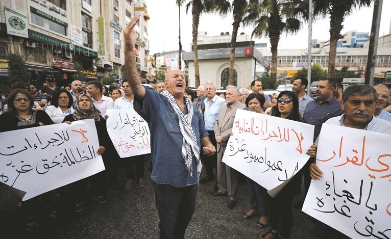 فلسطينيون خلال مظاهرة للمطالبة برفع الحصار عن قطاع غزة	(رويترز)﻿