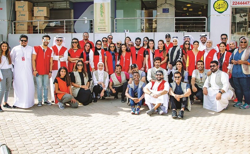 «الخليج» و«زاجل» يوزعان وجبات إفطار الصائم