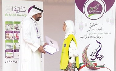 تكريم إحدى المشاركات في الحملة﻿