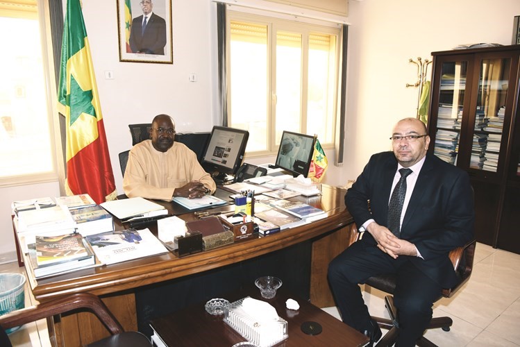 السفير السنغالي عبدالأحد إمباكي متحدثا للزميل أسامة دياب	(محمد هنداوي)﻿
