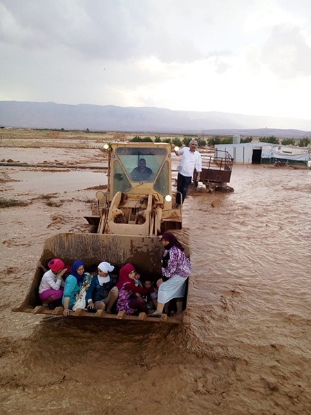 بالصورة: رئيس بلدية القاع اللبنانية ينقذ عدداً من النازحين السوريين بعد اجتياح السيول للمنطقة