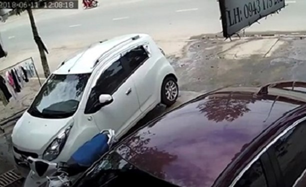 بالفيديو.. هذا ما حدث لفتاة حاول لصان سرقة حقيبتها