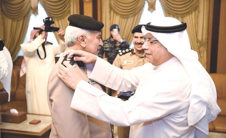 الشيخ خالد الجراح يقلد وكيل وزارة الداخلية السابق محمود الدوسري رتبة فريق أول﻿